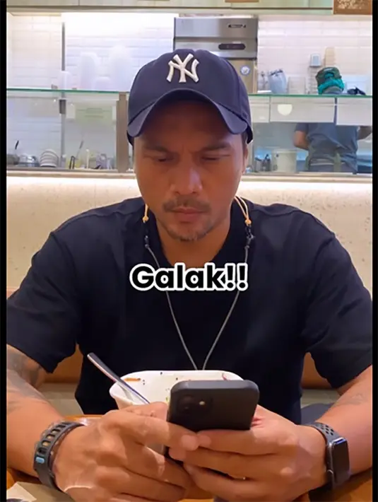 Selain momen serius, tapi juga ada momen yang terlihat galak."Yang orang nilai tentang suami aku: serius, galak!!. Padahal," tulis dalam video yang kemudian disambung dengan sang suami membuat gombalan. [Instagram/ennolerian_]