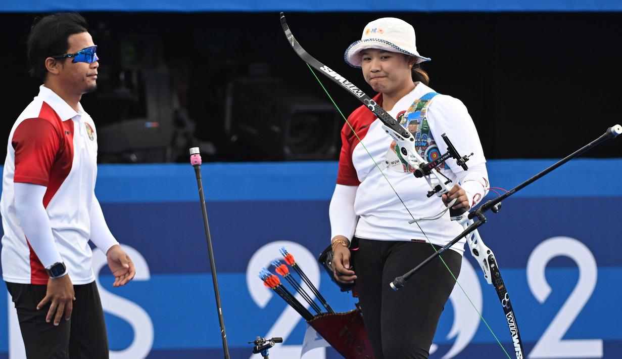<p>Atlet panahan putri Indonesia, Rezza Octavia berbincang dengan sang pelatih, Denny, saat menghadapi wakil Korea Selatan, Lim Si-hyeon pada babak 32 besar nomor individual putri cabor panahan Olimpiade Paris 2024 di Les Invalides Arena, Paris, Kamis (1/8/2024). (Dok. NOC Indonesia/Antara/Wahyu Putro A)</p>