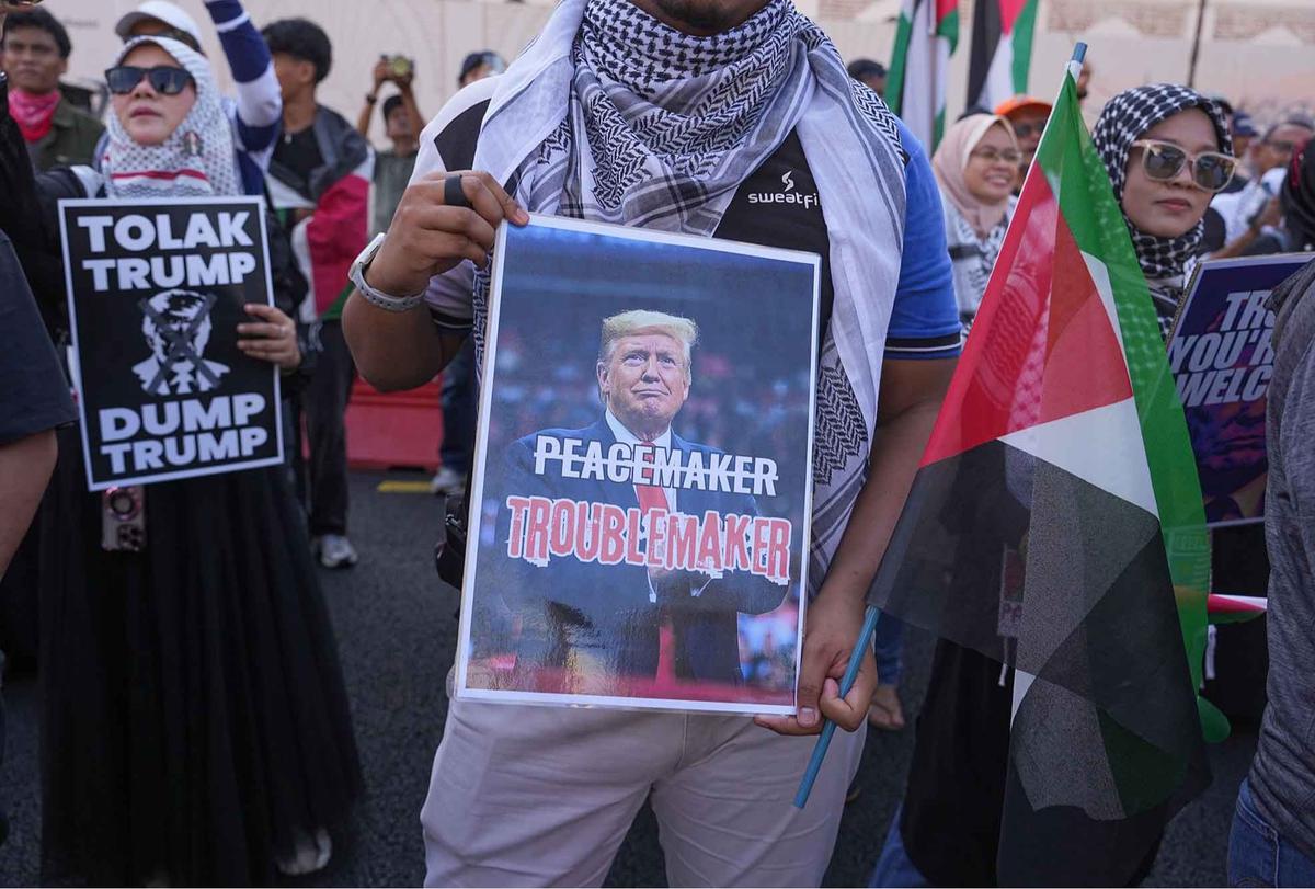 FOTO: Warga Malaysia Serukan Hentikan Agresi di Gaza saat Kunjungan Trump