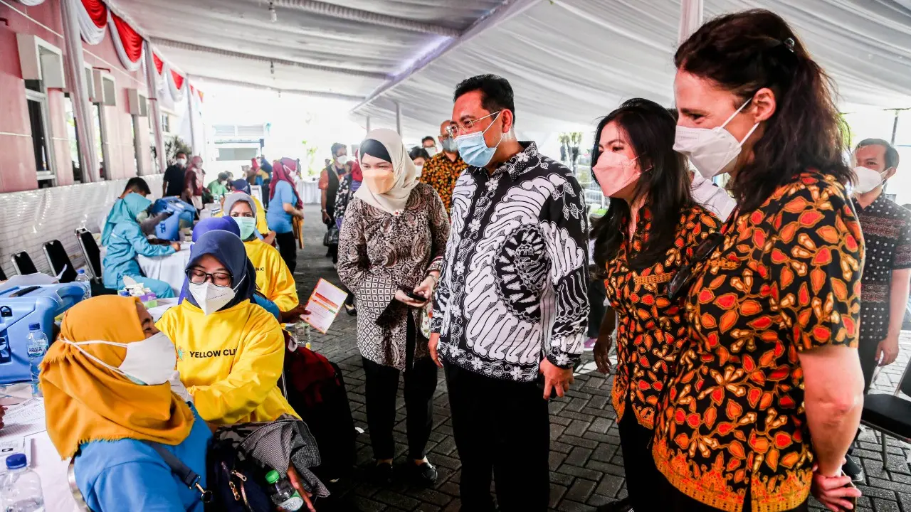 Karyawan dan mitra binaan Sampoerna Retail Surabaya melakukan vaksin booster. (Istimewa)