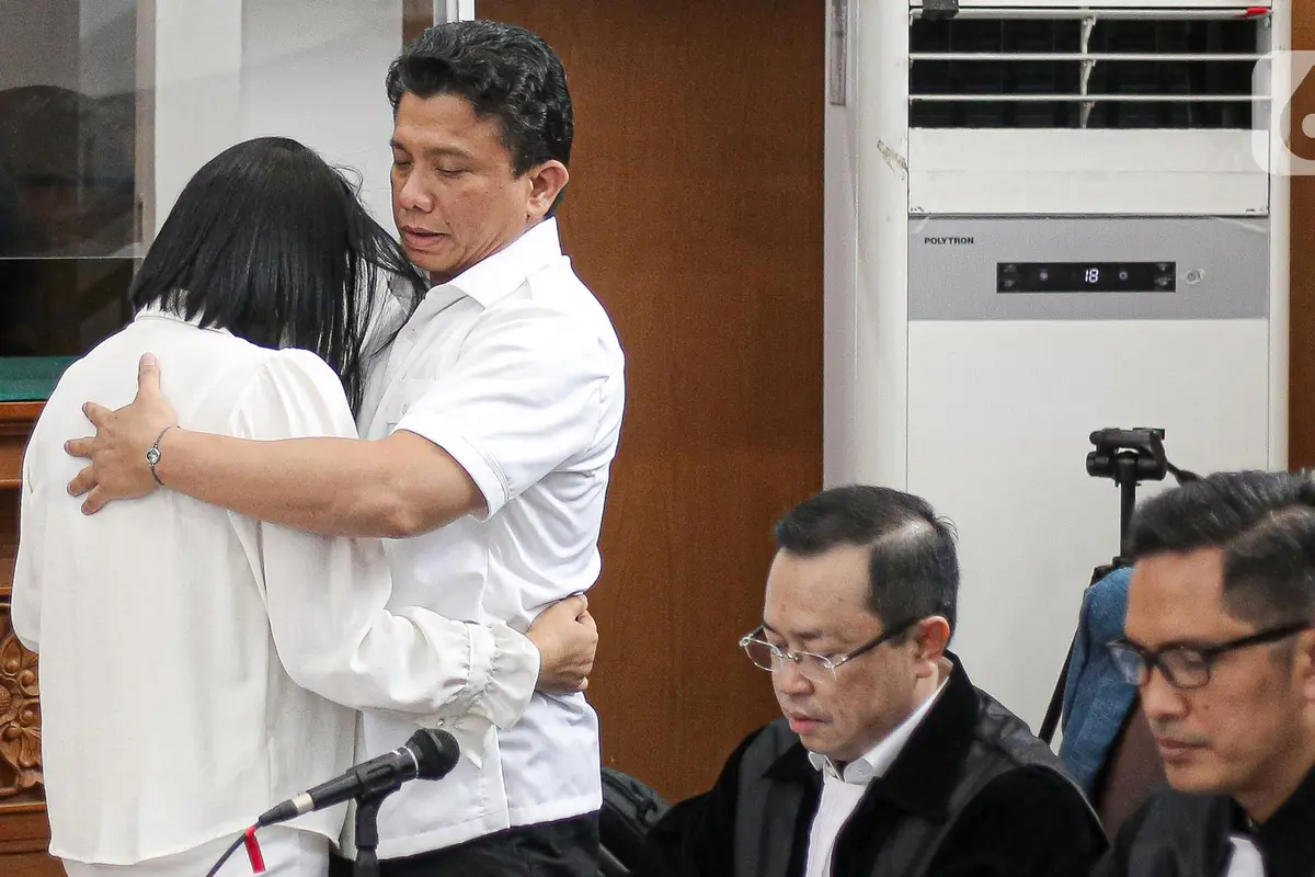 Peluk Cium Ferdy Sambo untuk Putri Candrawathi