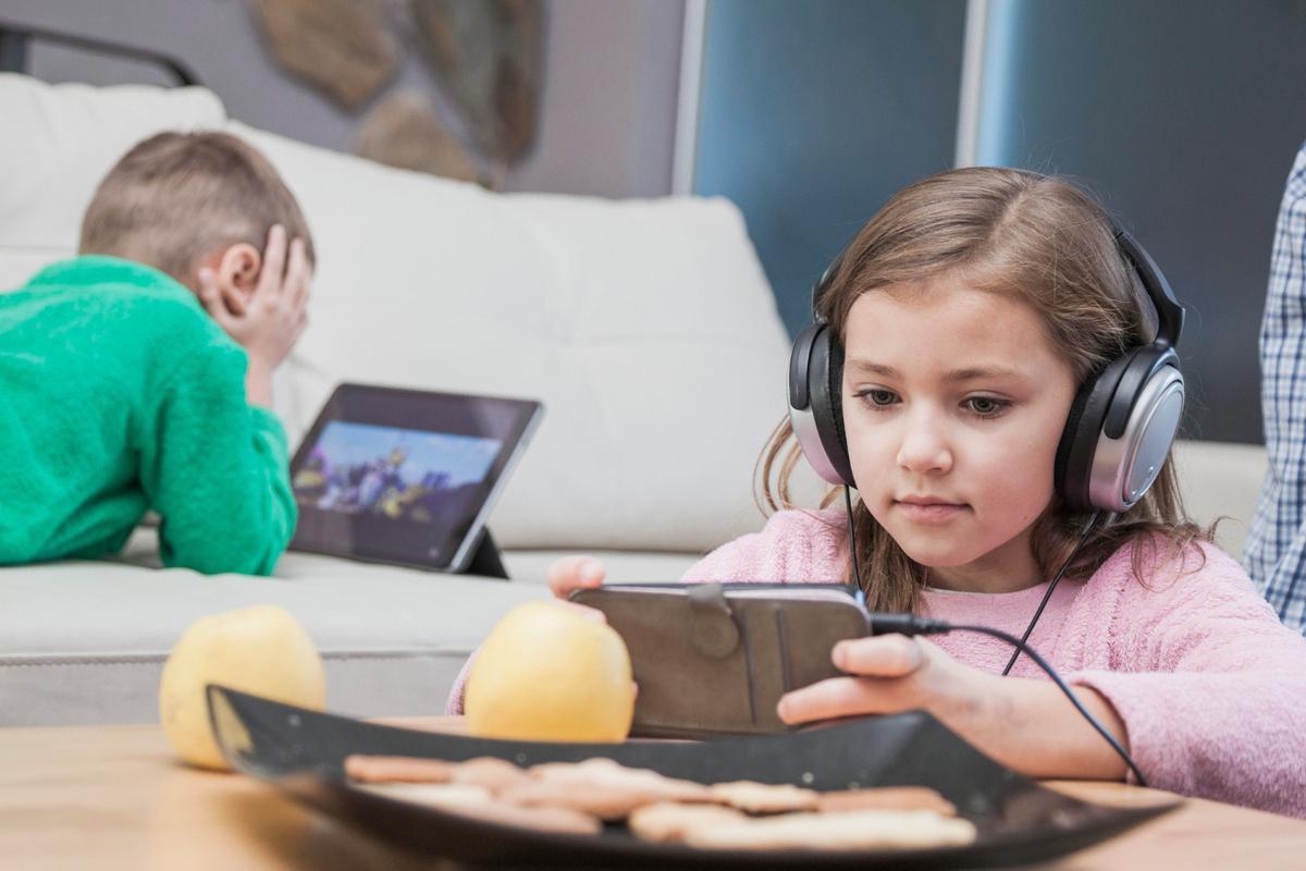 Ilustrasi Anak Bermain Gadget di Rumah