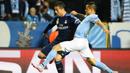 Pemain Real Madrid, Cristiano Ronaldo berusaha beradu cepat dengan pemain Malmo FF, Yoshimar Yotun pada laga Liga Champions di Stadion Malmo New, Swedia, Kamis (1/10/2015). (EPA/Andres Wiklund)