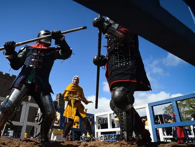 Peserta bertarung di dalam arena kategori polearm saat mengikuti kompetisi International Medieval Combat Federation World Championships (IMCF) di Scone Palace, Perthshire, Skotlandia (10/5). (AFP/Andy Buchanan)