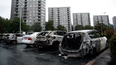 Deretan mobil yang terparkir di kota Gothenburg, Swedia hangus dan rusak, Selasa (14/8). Sekelompok orang bertopeng dan berpakaian hitam dilaporkan menjadi pelaku pembakaran puluhan mobil di sejumlah kota dalam semalam. (Adam Ihse/TT via AP)