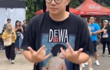 Salah Kostum, Umay Shahab Nonton Konser Coldplay Pakai Baju Dewa19