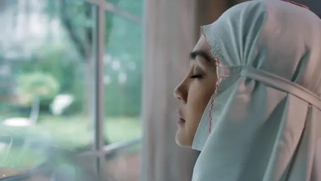 Model Gaya Hijab ala Luna Maya yang Elegan dan Syar'i