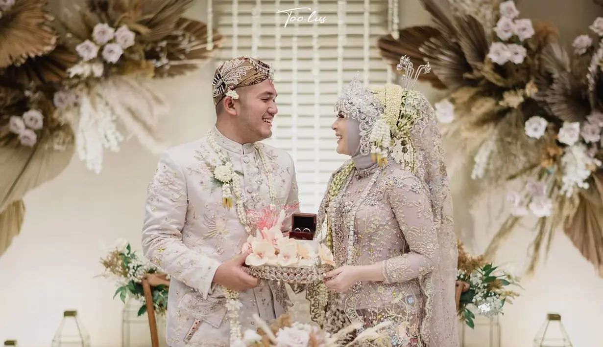 "Jadi bisa kayak jadi teman sharing lah, intinya," ujar Adhi. "Aku punya keinginan sendiri kan perempuan. Tapi sedikasihnya aja," tutur keponakan artis Mona Ratuliu ini. (Instagram/kesharatuliu05)