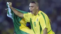 Hingga kini Real Madrid masih konsisten dengan mengumpulkan para pemain bintang untuk memperkuat skuat mereka dari musim ke musim. Julukan Los Galacticos pun menjadi milik Real Madrid hingga kini yang sebenarnya diawali dari tradisi mereka merekrut para pemain yang menjadi bintang dalam ajang Piala Dunia sejak 2002. Berikut 4 bintang yang pernah didatangkan Real Madrid usai tampil gemilang di ajang Piala Dunia. (AFP/Daniel Garcia)