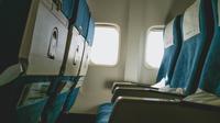 Ilustrasi reclining seat atau kursi pesawat dengan sandaran bisa direbahkan. (dok. yeonhee/Unsplash)