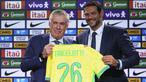Carlo Ancelotti (kiri) berfoto bersama Presiden Federasi Sepak Bola Brasil, Samir Xaud sambil memegang jersey bertuliskan namanya saat acara perkenalan pelatih baru Timnas Brasil di sebuah hotel di Barra da Tijuca, Rio De Janeiro, Brasil, Senin (26/05/2025) waktu setempat. (AP Photo/Silvia Izquierdo)