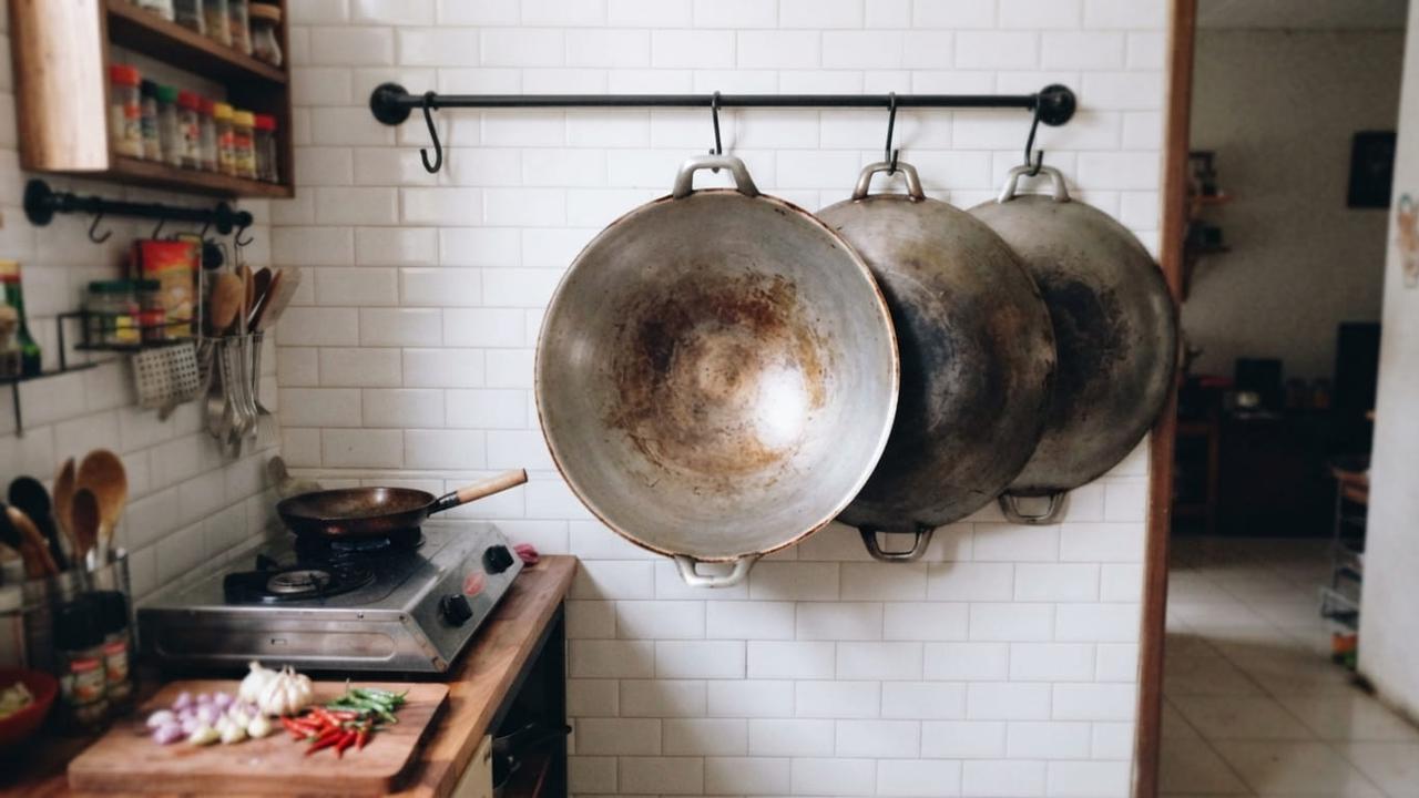 5 Cara Menyimpan Wajan Besar di Dapur Sempit Agar Kelihatan Rapi dan Tidak Berantakan