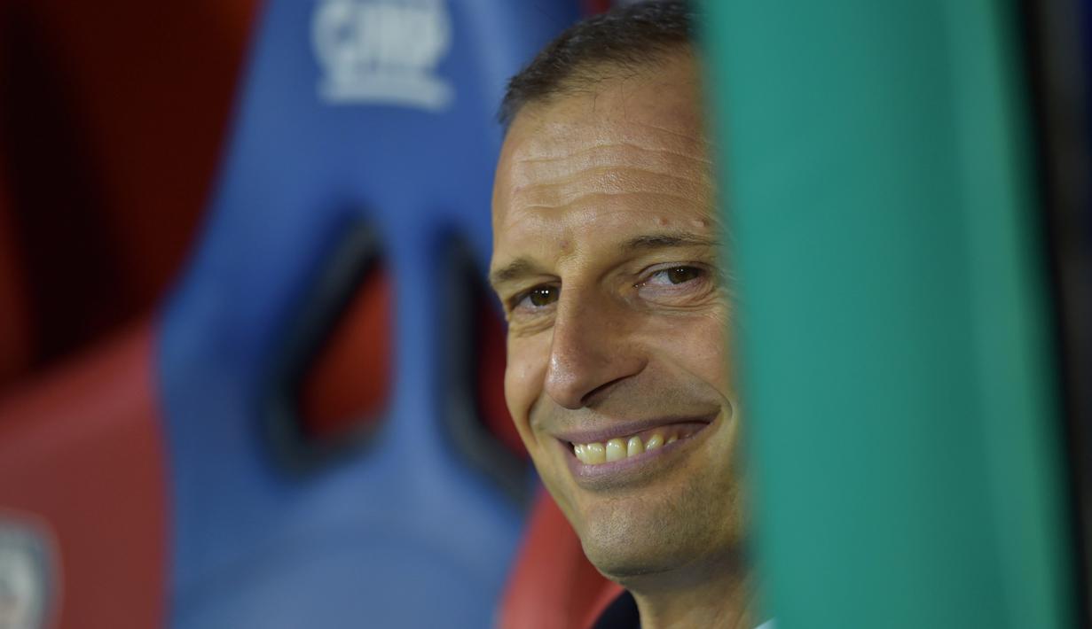 Ekspresi pemain Juventus, Massimiliano Allegri tersenyum saat timnya menang atas Cagliari pada lanjutan Serie A di Sant'Elia Stadium, Cagliari (12/2/2017). (AFP/Giuseppe Cacace)