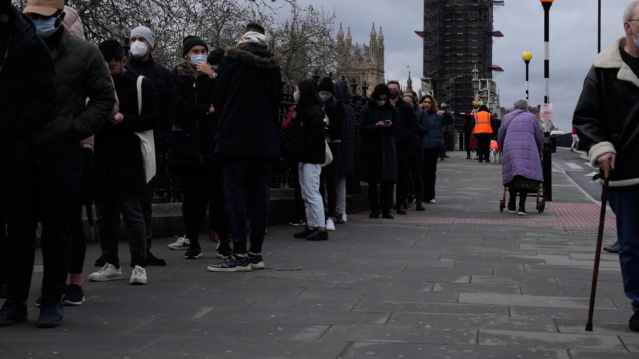 Antrean Panjang Vaksin Booster COVID-19 di Inggris