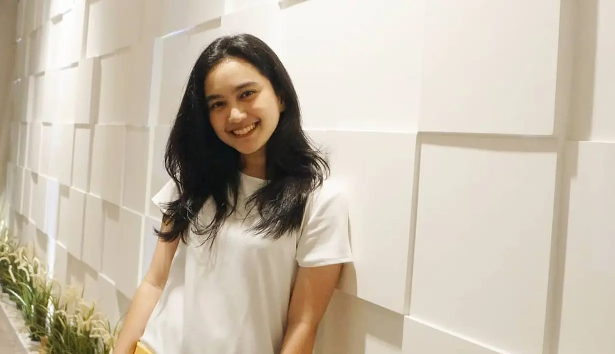 Cantik, pintar dan berbadan mungil, itu lah Rachel Amanda. Artis cantik yang pandai akting dan menulis puisi ini memiliki ciri khas dalam berbusana. Melihat dari gayanya, Amanda gemar memakai berdandan simple. (Instagram/auroramanda95)