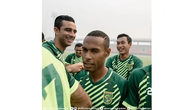 Meski asap tebal terlihat menyelimuti stadion kandang Kalteng Putra tak menyurutkan semangat pemain Persebaya.