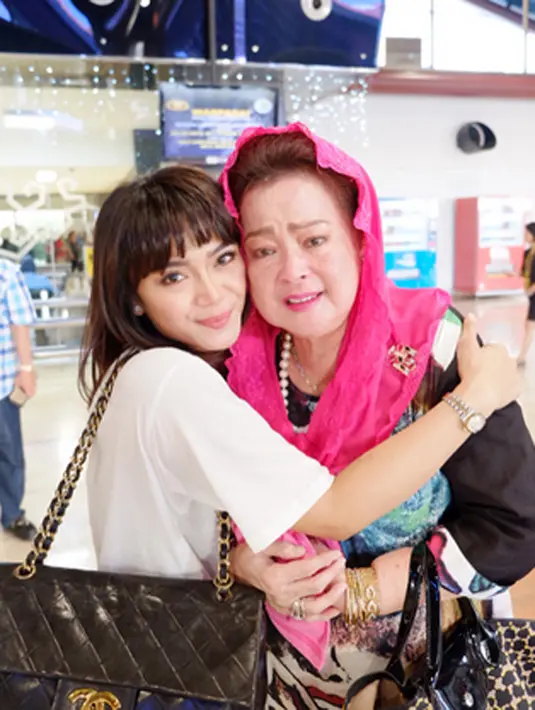 Suasana haru saat perpisahan jelang meninggalkan kedua orangtua dan saudaranya yang mengantarkan Sheza Idris jelang keberangkatan ke Amerika bersama suamiya, Surya Ibrahim. (Instagram/shezaidris)