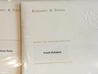 Ini adalah tampak depan undangan pernikahan Kaesang Pangarep dan Erina Gudono yang diunggah oleh Hotman Paris di laman Instagramnya pada (5/12/2022). Terdapat dua undangan yang diunggah oleh Hotman Paris, satu untuk dirinya, dan satu lagi untuk putranya, Frank Hutapea. Simpel, sederhana, tapi elegan, undangan pernikahan Kaesang dan Erina ini banjir pujian. (Liputan6.com/IG/@hotmanparisofficial)