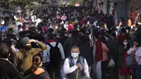 Pembeli yang sebagian besar memakai masker memadati pasar di New Delhi, Rabu (29/12/2021). Di India, yang telah kembali normal setelah dihantam tsunami COVID-19 tahun ini, omicron sekali lagi menimbulkan ketakutan, dengan lebih dari 700 kasus dilaporkan. (AP Photo/Manish Swarup)