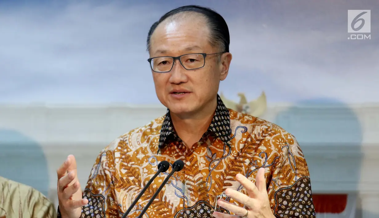 Presiden Bank Dunia Jim Yong Kim memberikan keterangan usai melakukan pertemuan dengan Presiden Joko Widodo (Jokowi) di Istana Merdeka, Jakarta, Rabu (26/7). Jim Yong Kim menggunaan batik lengan panjang pada pertemuan ini. (Liputan6.com/Angga Yuniar)