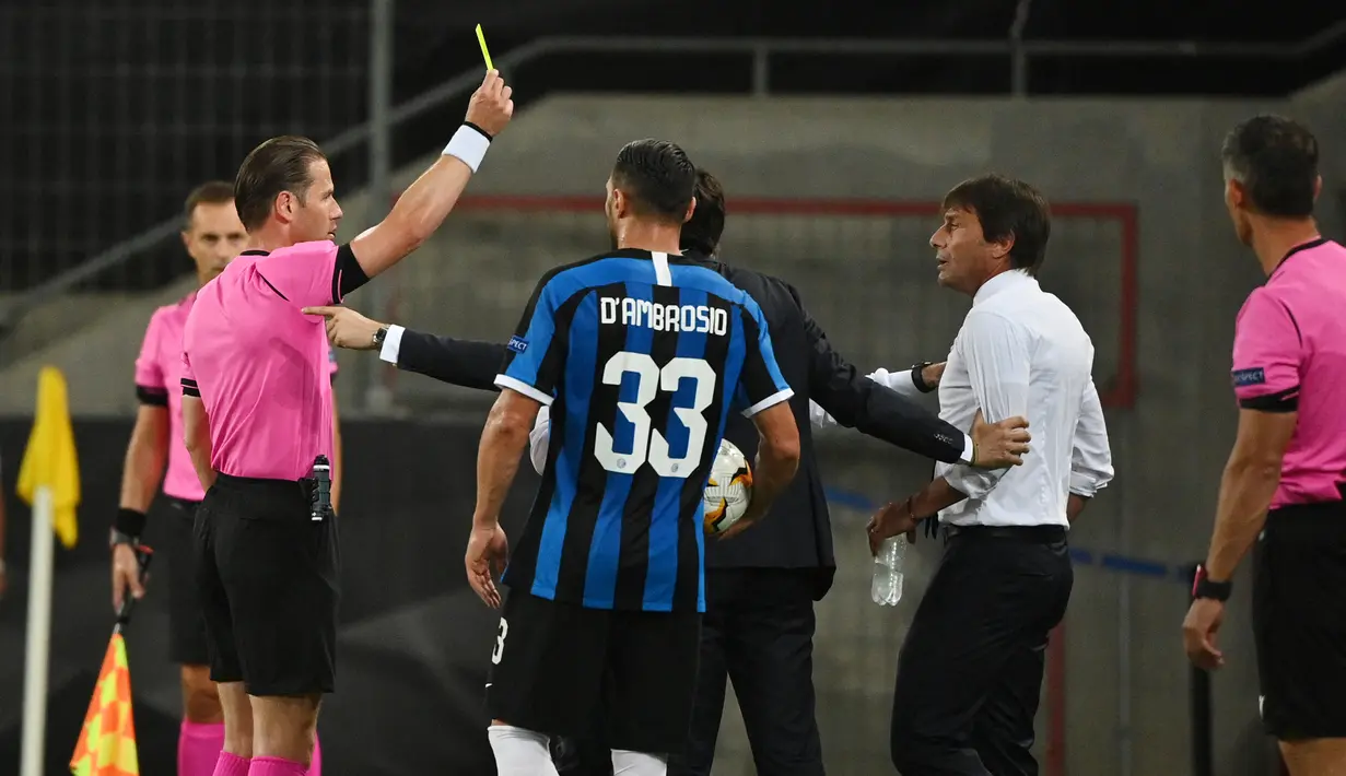 Sikap tegas Danny Makkelie ditunjukkan saat mengganjar kartu kuning kepada manajer tim Inter Milan, Antonio Conte yang melakukan protes berlebihan dari pinggir lapangan. (Foto: AFP/Ina Fassbender/Pool)