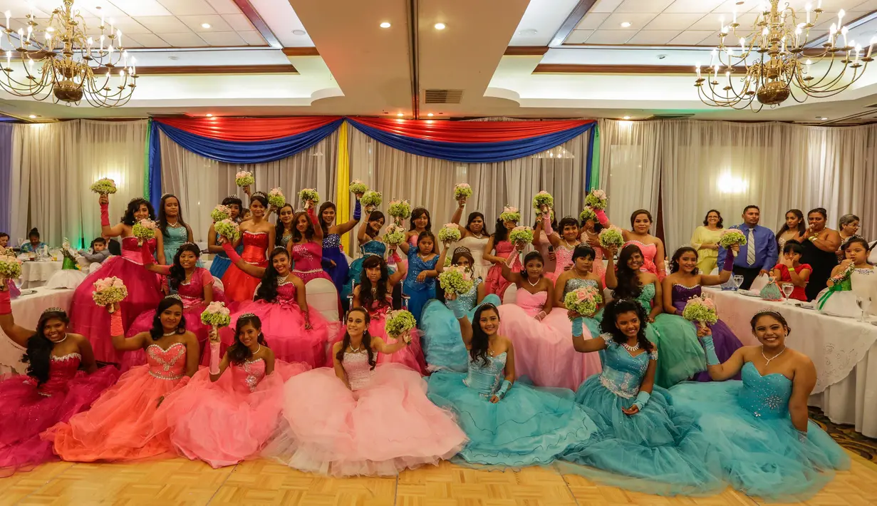 Sekelompok gadis pasien kanker mengikuti perayaan ulang tahun massal mereka ke-15 di Managua, Nikaragua, Sabtu (21/10). Perayaan ultah massal ini diselenggarakan Asosiasi Ibu dan Anak Nikaragua dengan Leukemia dan Kanker (MAPANICA). (INTI OCON/AFP)
