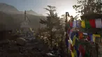 Seorang pria memasang bendera warna-warni atau yang disebut lungta pada hari ketiga Tahun Baru Tibet di Dharmsala, India (18/2). Bagi umat Buddha Tibet bendera itu berisi mantra yang mengandung doa. (AP/Ashwini Bhatia)