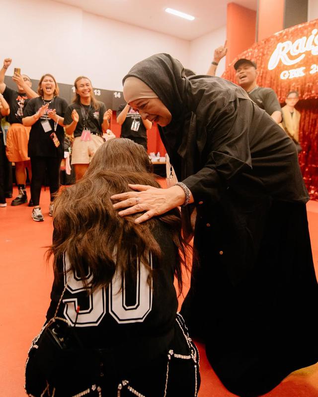 9 Potret kenangan manis Raisa dan Ibunda, bukti cinta ibu dan anak yang tak terlupakan