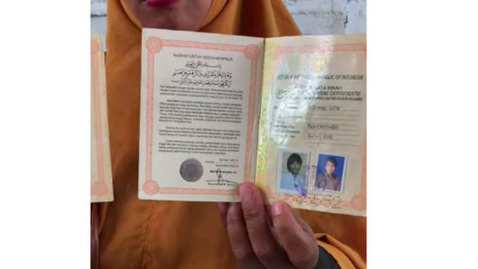 Hervina, istri sah Ansar sat menunjukan buku nikahnya usai melapor di Polres Bulukumba (Fauzan/Liputan6.com)