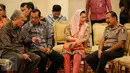 Kapolri Jenderal Pol Badrodin Haiti (kanan) berbincang dengan putri alm Gus Dur, Yenny Wahid saat menghadiri acara peringatan Hari Hak Asasi Manusia (HAM) di Istana Negara, Jakarta, Jumat (11/12). (Liputan6.com/Faizal Fanani)