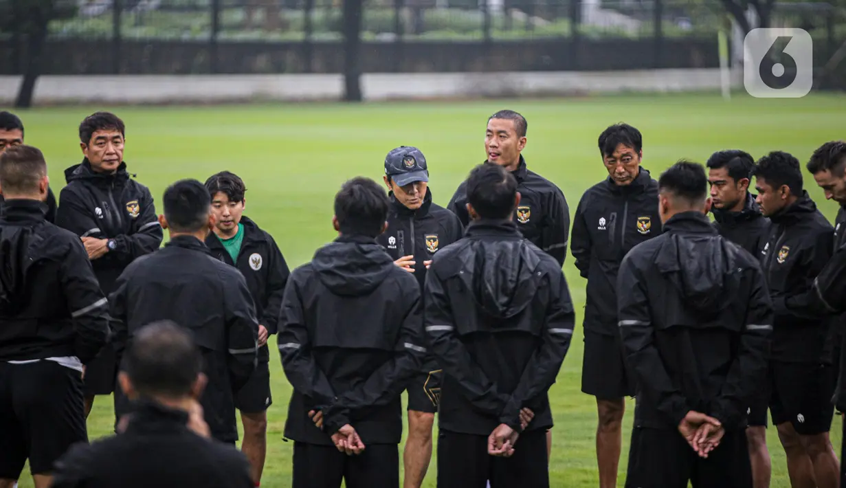 Pesepak bola Timnas Indonesia melakukan briefing sebelum latihan menjelang laga leg pertama kontra Vietnam pada semifinal Piala AFF 2022, di Lapangan A Kompleks Gelora Bung Karno, Jakarta, Rabu (4/1/2023). Skuad Garuda – julukan Timnas Indonesia –akan menjamu Vietnam pada semifinal Leg 1 Piala AFF 2022, Jumat 6 Januari 2023 mendatang. (Liputan6.com/Faizal Fanani)