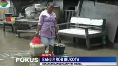 Kondisi ini memaksa sejumlah warga beraktivitas di tengah-tengah genangan.