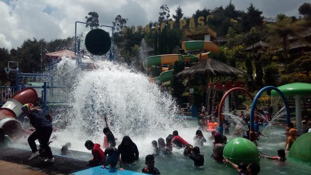 Air Tumpah, menjadi salah satu spot pilihan di Darajat Pass yang kerap diintai seluruh pengunjung yang datang