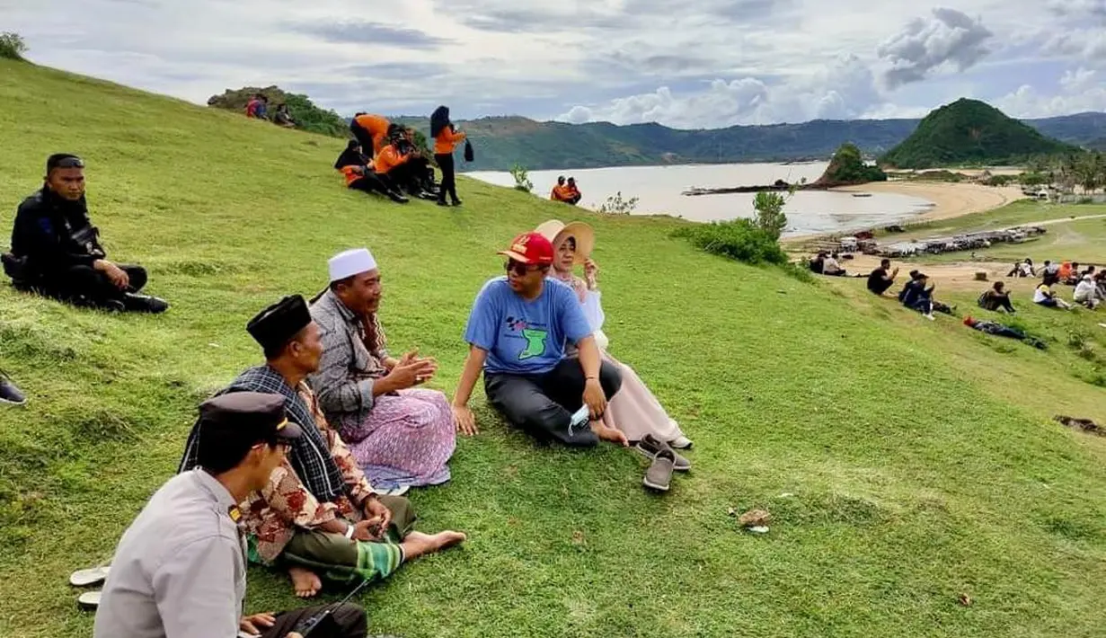 Bukit Seger menjadi salah satu lokasi alternatif warga lokal untuk menonton MotoGP Mandalika 2022 secara gratis. (Instagram/zulkieflimansyah).