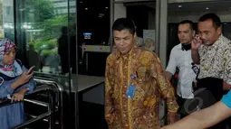 Ketua Pusat Pemeriksaan dan Analisa Transaksi Keuangan (PPATK), Muhammad Yusuf berjalan keluar kantor KPK, Jakarta, Rabu (15/4/2015). Yusuf dimintai pandangannya oleh KPK tentang cara penyitaan aset-aset koruptor. (Liputan6.com/Andrian M Tunay)