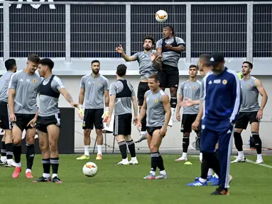 Pemain Wolverhampton Wanderers, Adama Traore (kanan) dan Ruben Neves melakukan sundulan saat sesi latihan di Duisburg, Jerman, Senin (10/8/2020). Wolverhampton Wanderers akan melawan Sevillla di perempat final Liga Europa. (AP Photo/Ina Fassbender)