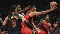 Aksi CJ McCollum (Baju merah) saat Blazers kalahkan Cavaliers (AP)