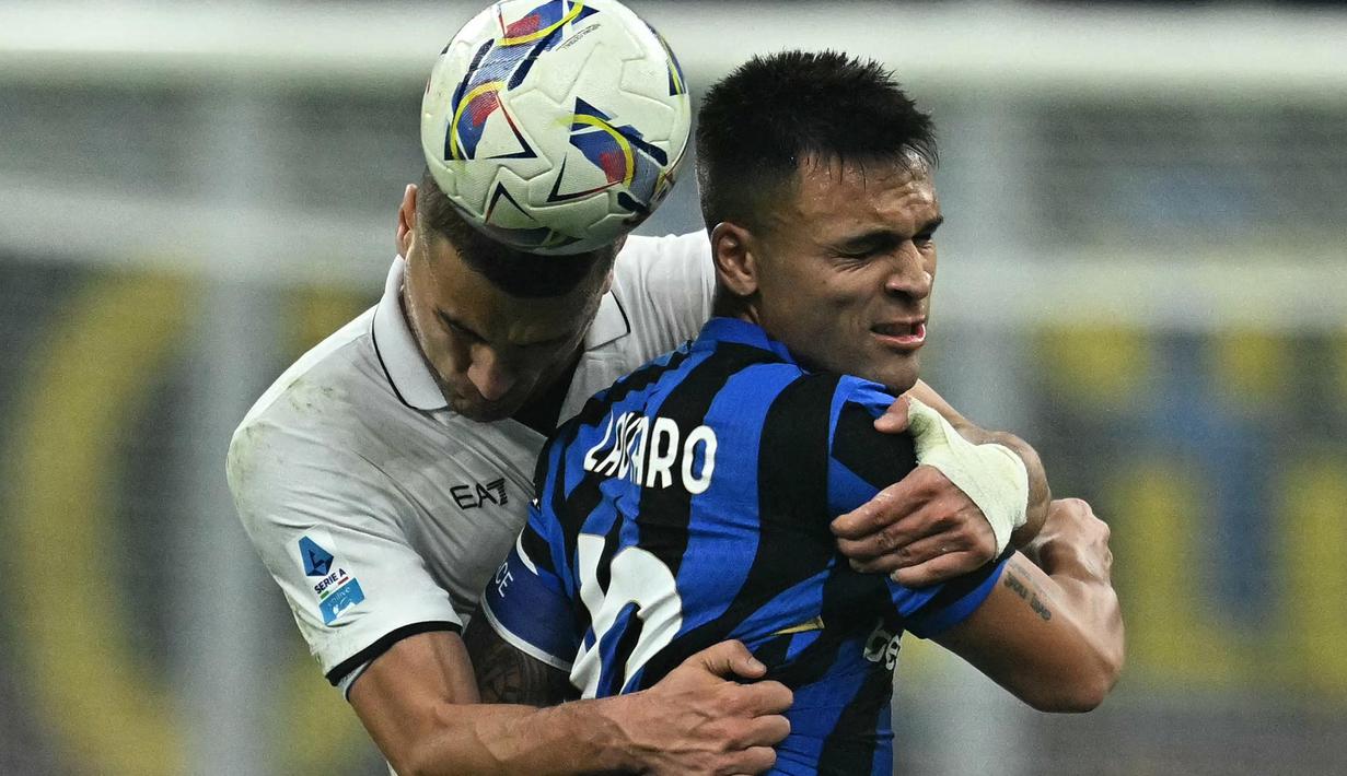 Bek Napoli, Alessandro Buongiorno (kiri) berebut bola dengan Lautaro Martinez (Inter Milan) selama pertandingan sepak bola Serie A Italia di stadion San Siro, Milan, pada Minggu 10 November 2024 waktu setempat atau Senin (11/11/2024) dini hari WIB. (Gabriel BOUYS/AFP)