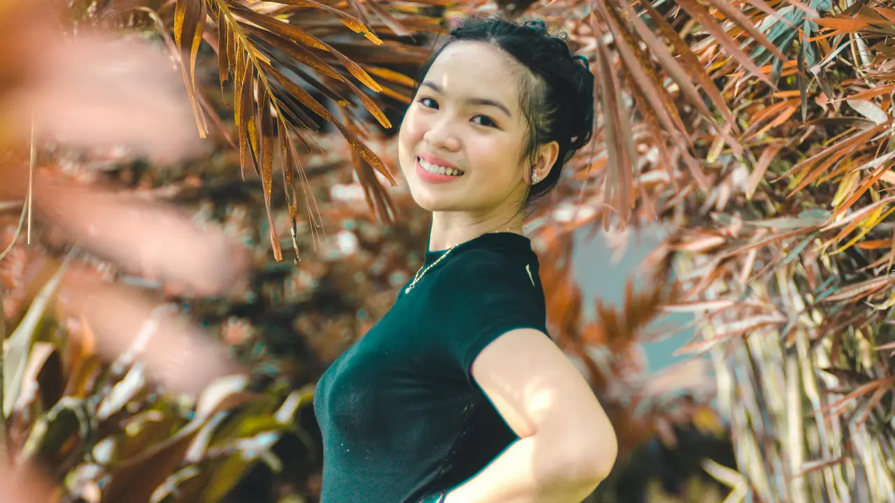 wanita september bahagia senyum