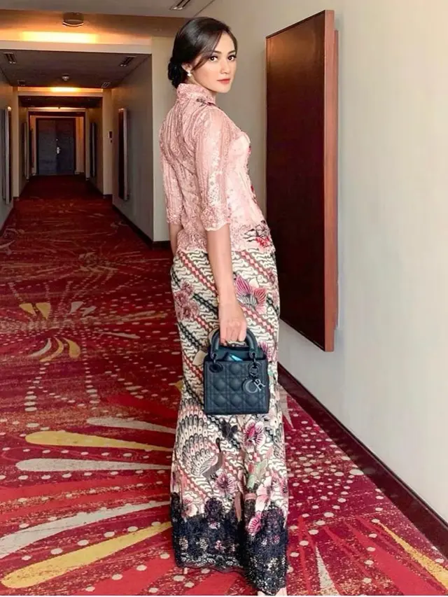 5 Inspirasi Model Kebaya Modern Ala Devina Kirana, Anggun dengan Pilihan Warna Cerah (credit: instagram/kiranadevina).