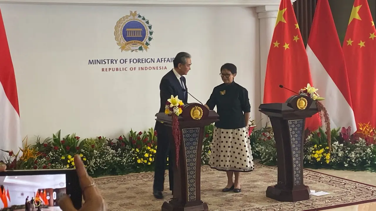 Menteri Luar Negeri China Wang Yi melakukan pertemuan dengan Menlu Retno Marsudi di Jakarta