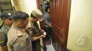 Petugas Satpol PP melakukan razia penghuni kos di kawasan Tebet, Jakarta, Selasa (21/4).  Razia kos ini erat kaitannya dengan kasus pembunuhan wanita berprofesi sebagai PSK online, Deudeuh Alfisahrin. (Liputan6.com/Faizal Fanani)