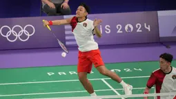 Kemenangan atas ganda putra Prancis, Lucas Corvee/Ronan Labar memastikan langkah Fajar Alfian/Muhammad Rian Ardianto melaju ke perempatfinal Olimpiade 2024. (AP Photo/Dita Alangkara)