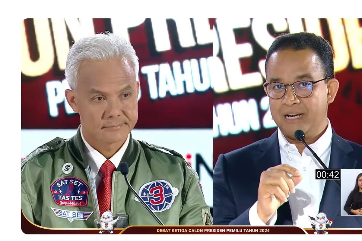 Calon presiden nomor urut 3 Ganjar Pranowo dan capres nomor 1 Anies Baswedan saat debat capres ketiga yang digelar KPU pada Minggu (7/1/2024) di Istora, Senayan, Jakarta.