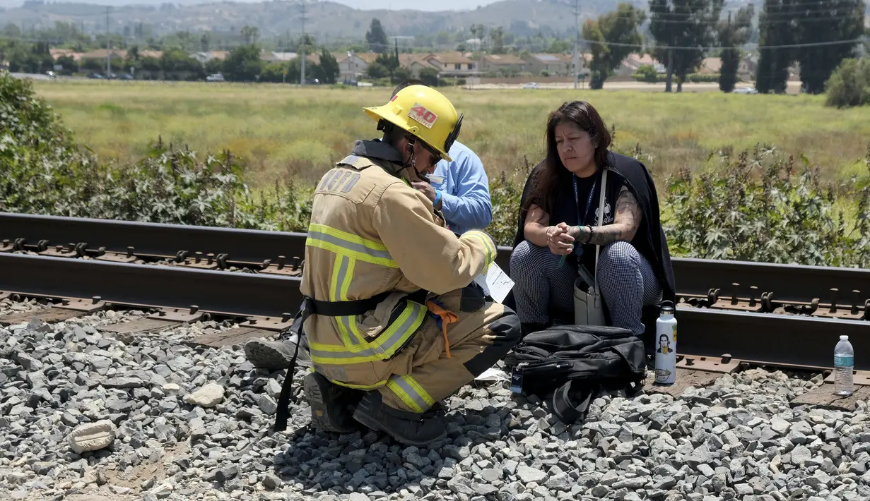 Empat belas orang di dalam kereta dibawa ke rumah sakit dengan luka ringan, sementara pengemudi truk dibawa ke pusat trauma dengan cedera kepala. (Dean Musgrove/The Orange County Register via AP)