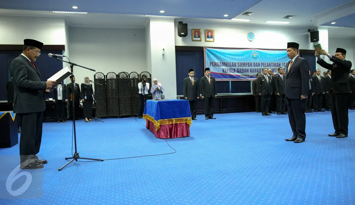 Kapolri Jenderal Badrodin Haiti (kiri) memimpin acara pelantikan Komjen Pol Budi Waseso sebagai Kepala BNN di Kantor BNN, Jakarta, Selasa (8/9). Buwas resmi menggantikan Komjen Pol Anang Iskandar sebagai Kepala BNN. (Liputan6.com/Faizal Fanani)