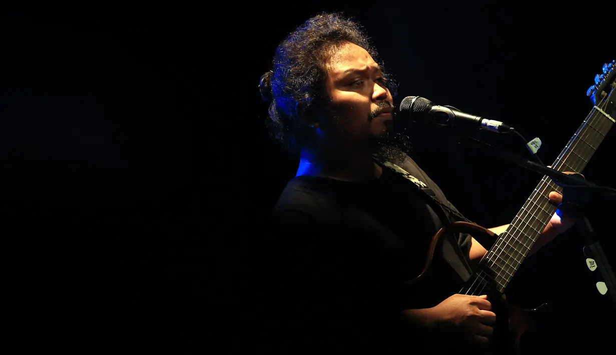 Terlihat dari foto-foto di akun Instagramnya, belum lama ini Is tampil menjadi bintang tamu di salah satu kompetisi yang digelar oleh sebuah merek alat musik ternama. Lewat fotonya, ia mengungkap kesan terhadap acara tersebut. (Deki Prayoga/Bintang.com)