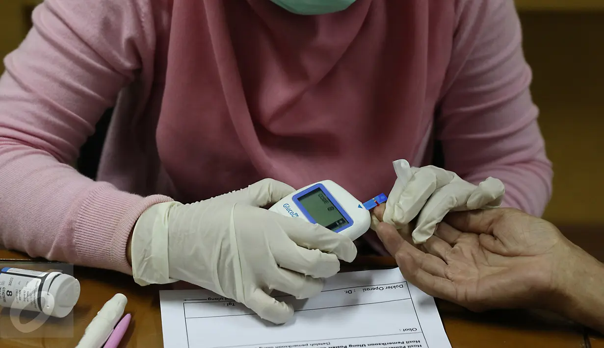 Warga sedang melakukan pengecekan untuk operasi katarak yang diadakan Kantor Wilayah Direktorat Jenderal (Ditjen) Pajak Jakarta Barat, Jakarta, Sabtu (28/11/2015). (Liputan6.com/Herman Zakharia)