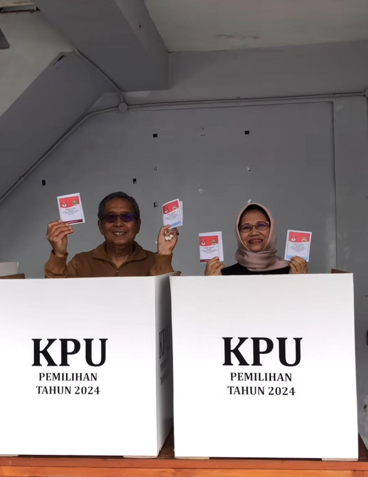 Ronal Surapradja Ajak Orangtua ke TPS, Momen Haru di Tengah Pilkada Jawa Barat 2024