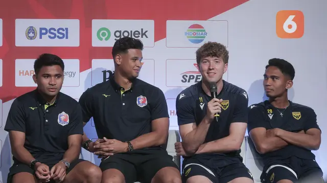 Pemain Oxford United, Ole Romeny (kedua dari kanan) pada sesi konferensi pers Piala Presiden 2025 hari Jumat (04/07/2025). (Muhammad Iqbal Ichsan/Bola.com)